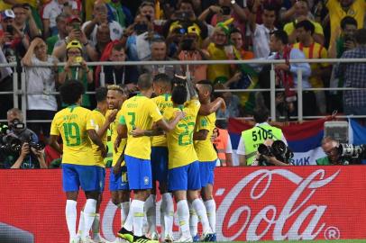  Brazil's defender Thiago Silva (hidden) celebrates with teammates after scoring during the Russia 2018 World Cup Group E football match between Serbia and Brazil at the Spartak Stadium in Moscow on June 27, 2018. / AFP PHOTO / Francisco LEONG / RESTRICTED TO EDITORIAL USE - NO MOBILE PUSH ALERTS/DOWNLOADSEditoria: SPOLocal: MoscowIndexador: FRANCISCO LEONGSecao: soccerFonte: AFPFotógrafo: STF