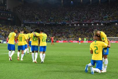  Brazils defender Thiago Silva (2nd-R) is congratulated for his goal by Brazils forward Neymar (R) during the Russia 2018 World Cup Group E football match between Serbia and Brazil at the Spartak Stadium in Moscow on June 27, 2018. / AFP PHOTO / Kirill KUDRYAVTSEV / RESTRICTED TO EDITORIAL USE - NO MOBILE PUSH ALERTS/DOWNLOADSEditoria: SPOLocal: MoscowIndexador: KIRILL KUDRYAVTSEVSecao: soccerFonte: AFPFotógrafo: STF