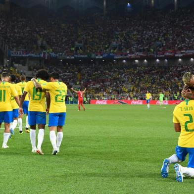  Brazils defender Thiago Silva (2nd-R) is congratulated for his goal by Brazils forward Neymar (R) during the Russia 2018 World Cup Group E football match between Serbia and Brazil at the Spartak Stadium in Moscow on June 27, 2018. / AFP PHOTO / Kirill KUDRYAVTSEV / RESTRICTED TO EDITORIAL USE - NO MOBILE PUSH ALERTS/DOWNLOADSEditoria: SPOLocal: MoscowIndexador: KIRILL KUDRYAVTSEVSecao: soccerFonte: AFPFotógrafo: STF