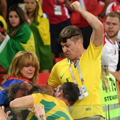 Football fans fight in the stands at the end of the Russia 2018 World Cup Group E football match between Serbia and Brazil at the Spartak Stadium in Moscow on June 27, 2018. Brazil won 0-2. / AFP PHOTO / Francisco LEONG / RESTRICTED TO EDITORIAL USE - NO MOBILE PUSH ALERTS/DOWNLOADS