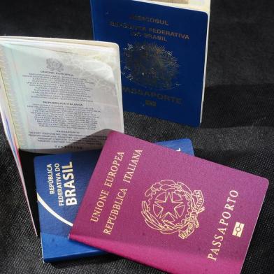  CAXIAS DO SUL, RS, BRASIL, 28/04/2017. Produção de fotos para matéria sobre aumento da procura para dupla cidadania. Passaporte brasileiro e passaporte italiano. (Porthus Junior/Agência RBS)