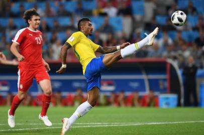  Brazils midfielder Paulinho controls the ball during the Russia 2018 World Cup Group E football match between Serbia and Brazil at the Spartak Stadium in Moscow on June 27, 2018. / AFP PHOTO / Francisco LEONG / RESTRICTED TO EDITORIAL USE - NO MOBILE PUSH ALERTS/DOWNLOADSEditoria: SPOLocal: MoscowIndexador: FRANCISCO LEONGSecao: soccerFonte: AFPFotógrafo: STF