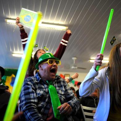 Caxias do Sul, RS, Brasil 27/06/2018Ação de adolescentes que assistiram o jogo entra Brasil e Sérvia no Centro de Convivência dos Capuchinhos. Clodoveu Borges de Lima, 61 anos  (Lucas Amorelli/Agência RBS)