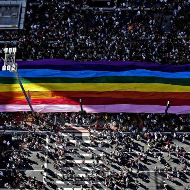  Revelers take part in the 21st Gay Pride Parade, whose theme is Secular State, in Sao Paulo, Brazil on June 18, 2017.  / AFP PHOTO / Miguel SCHINCARIOLEditoria: SOILocal: Sao PauloIndexador: MIGUEL SCHINCARIOLSecao: national or ethnic minorityFonte: AFPFotógrafo: STR