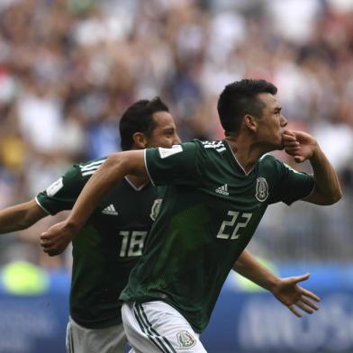 Mexicos forward Hirving Lozano (front C) celebrates after scoring a goal next to teammate midfielder Andres Guardado during the Russia 2018 World Cup Group F football match between Germany and Mexico at the Luzhniki Stadium in Moscow on June 17, 2018. / AFP PHOTO / Patrik STOLLARZ / RESTRICTED TO EDITORIAL USE - NO MOBILE PUSH ALERTS/DOWNLOADS