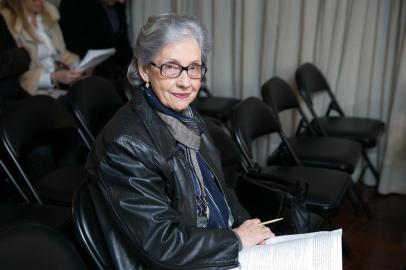  PORTO ALEGRE, RS, BRASIL, 27-06-2018. Isabel Grafulha.  Leilão do acervo de Eva Sopher  que foi guardiã do Theatro São Pedro é leiloado na casa onde ela morava, com o leiloeiro Daniel Chaieb (FOTO ANDRÉA GRAIZ/AGÊNCIA RBS)Indexador: Andrea Graiz