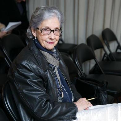  PORTO ALEGRE, RS, BRASIL, 27-06-2018. Isabel Grafulha.  Leilão do acervo de Eva Sopher  que foi guardiã do Theatro São Pedro é leiloado na casa onde ela morava, com o leiloeiro Daniel Chaieb (FOTO ANDRÉA GRAIZ/AGÊNCIA RBS)Indexador: Andrea Graiz