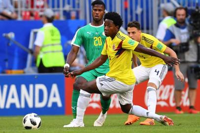  Colombias midfielder Carlos Sanchez (C) eyes the ball next to Senegals forward Keita Balde (rear C) and Colombias defender Santiago Arias (R) during the Russia 2018 World Cup Group H football match between Senegal and Colombia at the Samara Arena in Samara on June 28, 2018. / AFP PHOTO / Manan VATSYAYANA / RESTRICTED TO EDITORIAL USE - NO MOBILE PUSH ALERTS/DOWNLOADSEditoria: SPOLocal: SamaraIndexador: MANAN VATSYAYANASecao: soccerFonte: AFPFotógrafo: STF