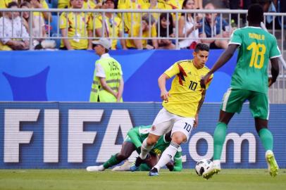  Colombia's midfielder James Rodriguez (C) challenges Senegal's forward Ismaila Sarr (R) during the Russia 2018 World Cup Group H football match between Senegal and Colombia at the Samara Arena in Samara on June 28, 2018. / AFP PHOTO / EMMANUEL DUNAND / RESTRICTED TO EDITORIAL USE - NO MOBILE PUSH ALERTS/DOWNLOADSEditoria: SPOLocal: SamaraIndexador: EMMANUEL DUNANDSecao: soccerFonte: AFPFotógrafo: STF