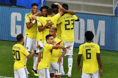  Colombias defender Yerry Mina (rear C) celebrates with teammates after scoring a goal during the Russia 2018 World Cup Group H football match between Senegal and Colombia at the Samara Arena in Samara on June 28, 2018. / AFP PHOTO / Fabrice COFFRINI / RESTRICTED TO EDITORIAL USE - NO MOBILE PUSH ALERTS/DOWNLOADSEditoria: SPOLocal: SamaraIndexador: FABRICE COFFRINISecao: soccerFonte: AFPFotógrafo: STF