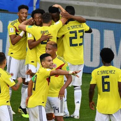  Colombias defender Yerry Mina (rear C) celebrates with teammates after scoring a goal during the Russia 2018 World Cup Group H football match between Senegal and Colombia at the Samara Arena in Samara on June 28, 2018. / AFP PHOTO / Fabrice COFFRINI / RESTRICTED TO EDITORIAL USE - NO MOBILE PUSH ALERTS/DOWNLOADSEditoria: SPOLocal: SamaraIndexador: FABRICE COFFRINISecao: soccerFonte: AFPFotógrafo: STF