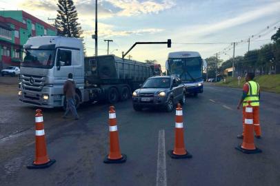 Início dos desvios na RS-040 para obras de viaduto causa transtornos em Viamão