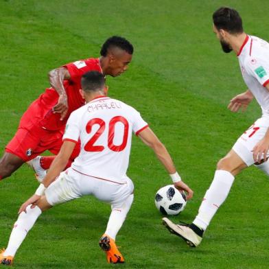  Panamas midfielder Edgar Barcenas (L) vies with Tunisias midfielder Ghailene Chaalali (C) and Tunisias defender Hamdi Nagguez (R) during the Russia 2018 World Cup Group G football match between Panama and Tunisia at the Mordovia Arena in Saransk on June 28, 2018. / AFP PHOTO / Jack GUEZ / RESTRICTED TO EDITORIAL USE - NO MOBILE PUSH ALERTS/DOWNLOADSEditoria: SPOLocal: SaranskIndexador: JACK GUEZSecao: soccerFonte: AFPFotógrafo: STF