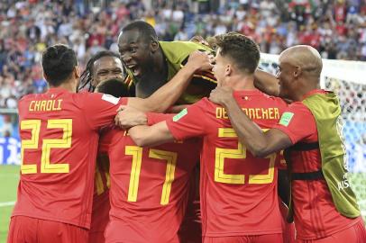  Belgiums forward Adnan Januzaj (hidden) celebrates scoring the opening goal with his teammates during the Russia 2018 World Cup Group G football match between England and Belgium at the Kaliningrad Stadium in Kaliningrad on June 28, 2018. / AFP PHOTO / Attila KISBENEDEK / RESTRICTED TO EDITORIAL USE - NO MOBILE PUSH ALERTS/DOWNLOADSEditoria: SPOLocal: KaliningradIndexador: ATTILA KISBENEDEKSecao: soccerFonte: AFPFotógrafo: STR