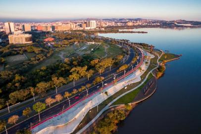  PORTO ALEGRE, RS, BRASIL,  : Orla do Guaíba revitalizada será entregue nesta semana. A revitalização da orla do Guaíba na região do Gasômetro ¿ que dividiu opiniões de porto-alegrenses durante a concepção, atrasou e ficou mais cara do que o previsto ¿ será finalmente inaugurada. E promete ser um dos locais mais agradáveis de Porto Alegre para lazer. A entrega à população está marcada para sexta-feira (29), às 10h30min. (Omar Freitas/Agência RBS)Local: Porto Alegre