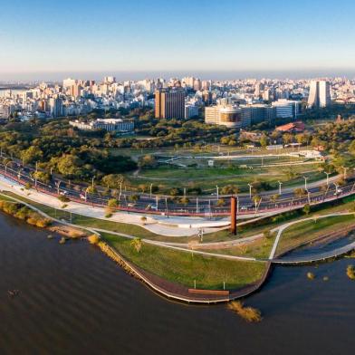  PORTO ALEGRE, RS, BRASIL,  : Orla do Guaíba revitalizada será entregue nesta semana. A revitalização da orla do Guaíba na região do Gasômetro ¿ que dividiu opiniões de porto-alegrenses durante a concepção, atrasou e ficou mais cara do que o previsto ¿ será finalmente inaugurada. E promete ser um dos locais mais agradáveis de Porto Alegre para lazer. A entrega à população está marcada para sexta-feira (29), às 10h30min. (Omar Freitas/Agência RBS)Local: Porto Alegre