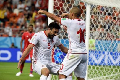  Tunisias forward Wahbi Khazri (C) is congratulated by teammates after scoring a goal during the Russia 2018 World Cup Group G football match between Panama and Tunisia at the Mordovia Arena in Saransk on June 28, 2018. / AFP PHOTO / JUAN BARRETO / RESTRICTED TO EDITORIAL USE - NO MOBILE PUSH ALERTS/DOWNLOADSEditoria: SPOLocal: SaranskIndexador: JUAN BARRETOSecao: soccerFonte: AFPFotógrafo: STF