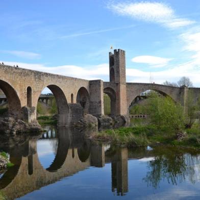 Matéria do Almanaque com sugestões de bate-voltas na Catalunha, a partir de Barcelona. Na foto, Besalú e sua ponte medieval.