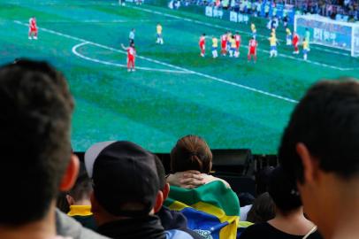  Torcedores assitem ao jogo do Brasil X Sérvia no telão montado na  Beira-Mar Norte.