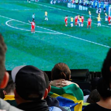  Torcedores assitem ao jogo do Brasil X Sérvia no telão montado na  Beira-Mar Norte.