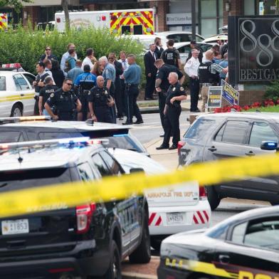 Several dead in newsroom shooting in Maryland capital Annapolis: reports Police respond to a shooting at the offices of the Capital Gazette, a daily newspaper, in Annapolis, Maryland, June 28, 2018. The local ABC7 news reported multiple fatalities quoting police in the historic city located an hour east of Washington. ATF Baltimore is responding to a shooting incident at the Capital Gazette in Annapolis, the Bureau of Alcohol, Firearms, and Tobacco said on Twitter. County Sheriff Ron Bateman told Fox News a suspect had been taken into custody. / AFP PHOTO / SAUL LOEBEditoria: CLJLocal: WashingtonIndexador: SAUL LOEBSecao: crimeFonte: AFPFotógrafo: STF