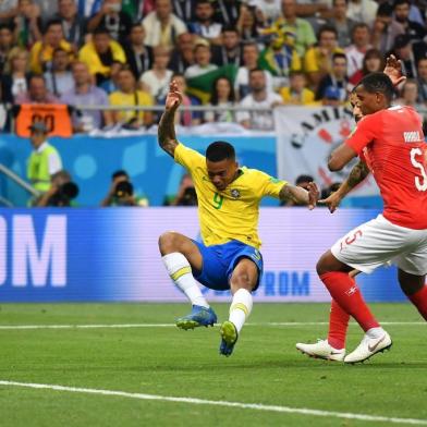  Brazils forward Gabriel Jesus falls during the Russia 2018 World Cup Group E football match between Brazil and Switzerland at the Rostov Arena in Rostov-On-Don on June 17, 2018. / AFP PHOTO / JOE KLAMAR / RESTRICTED TO EDITORIAL USE - NO MOBILE PUSH ALERTS/DOWNLOADSEditoria: SPOLocal: Rostov-on-DonIndexador: JOE KLAMARSecao: soccerFonte: AFPFotógrafo: STF