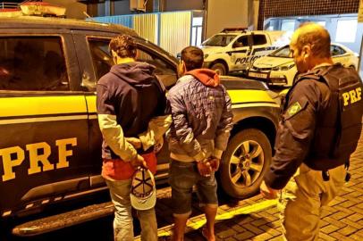 A Polícia Rodoviária Federal (PRF) de Caxias do Sul prendeu em flagrante dois jovens de 18 e 24 anos que tentavam furtar uma loja na madrugada desta sexta-feira. A prisão ocorreu pouco depois das 3h, às margens da BR-116.Os assaltantes tentavam arrombar a proteção metálica da loja de produtos tradicionais gaúchos, quando foram detidos pelos policiais que estavam em patrulhamento. Um homem que estava em um carro fugiu ao perceber a presença da PRF.