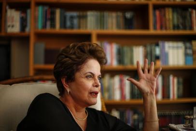  PORTO ALEGRE, RS, BRASIL, 18-01-2018: Entrevista com a ex-presidente do Brasil, Dilma Rousseff, em seu apartamento na zona sul de Porto Alegre (FOTO FÉLIX ZUCCO/AGÊNCIA RBS, Editoria de Notícias).Indexador: Felix Zucco