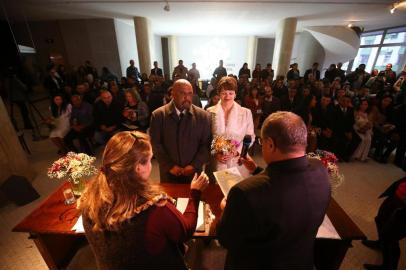  PORTO ALEGRE - BRASIL - Casamento Coletivo no Palácio da Justiça.Luciana Schwarzbach e Marcos Figueiredo Lopes (FOTO: LAURO ALVES)