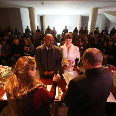  PORTO ALEGRE - BRASIL - Casamento Coletivo no Palácio da Justiça.Luciana Schwarzbach e Marcos Figueiredo Lopes (FOTO: LAURO ALVES)