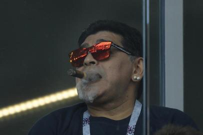 Argentinas football legend Diego Maradona smokes a cigare as he attends the Russia 2018 World Cup Group D football match between Argentina and Iceland at the Spartak Stadium in Moscow on June 16, 2018. / AFP PHOTO / Juan Mabromata / RESTRICTED TO EDITORIAL USE - NO MOBILE PUSH ALERTS/DOWNLOADS