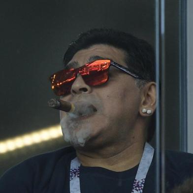 Argentinas football legend Diego Maradona smokes a cigare as he attends the Russia 2018 World Cup Group D football match between Argentina and Iceland at the Spartak Stadium in Moscow on June 16, 2018. / AFP PHOTO / Juan Mabromata / RESTRICTED TO EDITORIAL USE - NO MOBILE PUSH ALERTS/DOWNLOADS