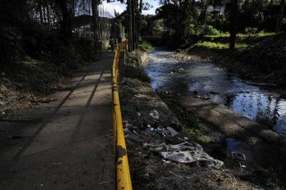  CAXIAS DO SUL, RS, BRASIL, 07/06/2018 - Percorremos o Arroio Tega em Caxias do Sul para mostrar as condições do curso dágua que corta a cidade. NA FOTO: rua Luiz Covolan, no bairro Reolon. (Marcelo Casagrande/Agência RBS)