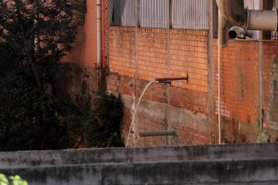  CAXIAS DO SUL, RS, BRASIL, 07/06/2018 - Percorremos o Arroio Tega em Caxias do Sul para mostrar as condições do curso dágua que corta a cidade. NA FOTO:Arroio corta a Rua Dom Pedro II, bairro São José onde recebe esgoto de empresas. (Marcelo Casagrande/Agência RBS)