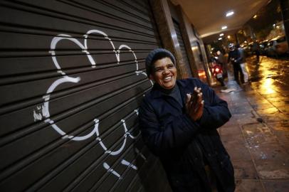  PORTO ALEGRE, RS, BRASIL - 2018.06.29 - Moradores de rua conseguem morar em um apartamento após ação coletiva dos vizinhos. Na foto: Carla Janaína dos Anjos Ferreira (Foto: ANDRÉ ÁVILA/ Agência RBS)