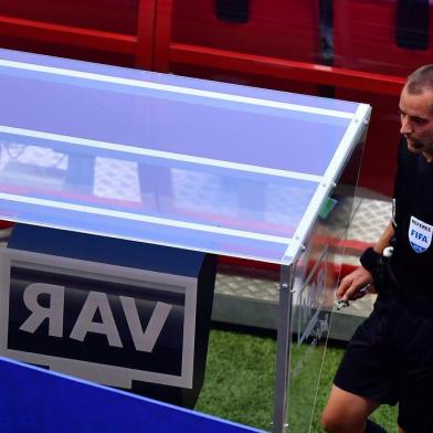  American referee Mark Geiger checks the VAR screen during the Russia 2018 World Cup Group F football match between South Korea and Germany at the Kazan Arena in Kazan on June 27, 2018. / AFP PHOTO / Luis Acosta / RESTRICTED TO EDITORIAL USE - NO MOBILE PUSH ALERTS/DOWNLOADSEditoria: SPOLocal: KazanIndexador: LUIS ACOSTASecao: soccerFonte: AFPFotógrafo: STF