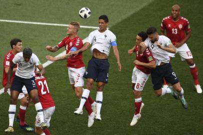  Frances defender Raphael Varane (C) jumps to meet the ball with his head during the Russia 2018 World Cup Group C football match between Denmark and France at the Luzhniki Stadium in Moscow on June 26, 2018. / AFP PHOTO / YURI CORTEZ / RESTRICTED TO EDITORIAL USE - NO MOBILE PUSH ALERTS/DOWNLOADSEditoria: SPOLocal: MoscowIndexador: YURI CORTEZSecao: soccerFonte: AFPFotógrafo: STF