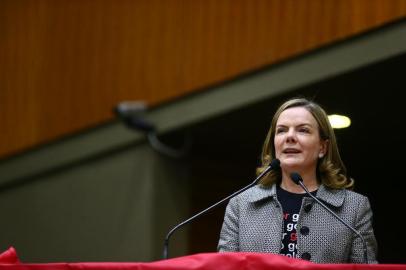 PORTO ALEGRE, RS, BRASIL 12/05/2017 - Candidatos à presidência nacional do PT, os senadores Gleisi Hoffmann (PR) e Lindbergh Farias (RJ) participam nesta sexta-feira, em Porto Alegre, ao lado da ex-presidente Dilma Rousseff, de um protesto para marcar o que o partido chama de "um ano do golpe". A manifestação, aberta ao público, começa às 18h30min, no plenário da Câmara de Vereadores.   (FOTO: LAURO ALVES/AGÊNCIA RBS).