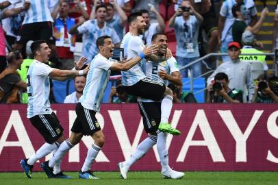 Argentinas defender Gabriel Mercado (R) celebrates with Argentinas forward Lionel Messi (2ndR), Argentinas forward Angel Di Maria (2ndL) and Argentinas midfielder Cristian Pavon after scoring their second goal during the Russia 2018 World Cup round of 16 football match between France and Argentina at the Kazan Arena in Kazan on June 30, 2018. / AFP PHOTO / FRANCK FIFE / RESTRICTED TO EDITORIAL USE - NO MOBILE PUSH ALERTS/DOWNLOADSFrança e Argentina se enfrentam em Kazan pelas oitavas de final da Copa do Mundo