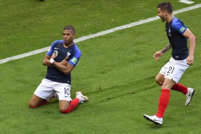 France's forward Kylian Mbappe (L) celebrates  after scoring his team's third goal  during the Russia 2018 World Cup round of 16 football match between France and Argentina at the Kazan Arena in Kazan on June 30, 2018. / AFP PHOTO / SAEED KHAN / RESTRICTED TO EDITORIAL USE - NO MOBILE PUSH ALERTS/DOWNLOADSFrança e Argentina se enfrentam em Kazan pelas oitavas de final da Copa do Mundo