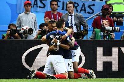 France's forward Kylian Mbappe (C) celebrates his goal, and his team's third, during the Russia 2018 World Cup round of 16 football match between France and Argentina at the Kazan Arena in Kazan on June 30, 2018. / AFP PHOTO / Jewel SAMAD / RESTRICTED TO EDITORIAL USE - NO MOBILE PUSH ALERTS/DOWNLOADSFrança e Argentina se enfrentam em Kazan pelas oitavas de final da Copa do Mundo