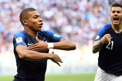 France's forward Kylian Mbappe celebrates after scoring their third goal during the Russia 2018 World Cup round of 16 football match between France and Argentina at the Kazan Arena in Kazan on June 30, 2018. / AFP PHOTO / FRANCK FIFE / RESTRICTED TO EDITORIAL USE - NO MOBILE PUSH ALERTS/DOWNLOADSFrança e Argentina se enfrentam em Kazan pelas oitavas de final da Copa do Mundo