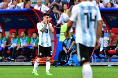 Argentina's forward Lionel Messi reacts to France's fourth goal during the Russia 2018 World Cup round of 16 football match between France and Argentina at the Kazan Arena in Kazan on June 30, 2018. / AFP PHOTO / Luis Acosta / RESTRICTED TO EDITORIAL USE - NO MOBILE PUSH ALERTS/DOWNLOADS