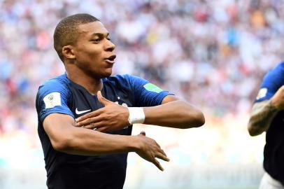 Frances forward Kylian Mbappe celebrates after scoring their third goal during the Russia 2018 World Cup round of 16 football match between France and Argentina at the Kazan Arena in Kazan on June 30, 2018. / AFP PHOTO / FRANCK FIFE / RESTRICTED TO EDITORIAL USE - NO MOBILE PUSH ALERTS/DOWNLOADSFrança e Argentina se enfrentam em Kazan pelas oitavas de final da Copa do Mundo