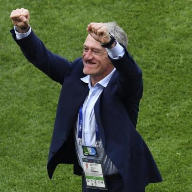 Frances coach Didier Deschamps celebrates after winning the Russia 2018 World Cup round of 16 football match between France and Argentina at the Kazan Arena in Kazan on June 30, 2018. / AFP PHOTO / SAEED KHAN / RESTRICTED TO EDITORIAL USE - NO MOBILE PUSH ALERTS/DOWNLOADS