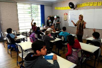  CAXIAS DO SUL, RS, BRASIL, 05/12/2017. Turma do Proerd (programa da Brigada Militar contra as drogas) desenvolvido na Escola Estadual de Ensino Fundamental João Magalhães, no Centro, tem aulas com Silvia Costa Fernandes, soldado da PM. O programa aproxima a polícia da população e faz o trabalho de prevenção à criminalidade. (Diogo Sallaberry/Agência RBS)