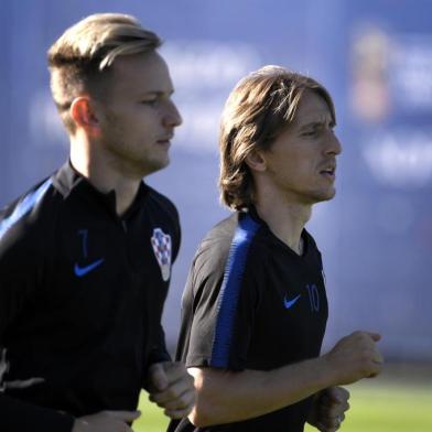 Croatias midfielder Ivan Rakitic and Croatias midfielder Luka Modric (R) attend a training session at the Roschino Arena, outside Saint Petersburg, on June 27, 2018, during the Russia 2018 World Cup football tournament.  / AFP PHOTO / GABRIEL BOUYS