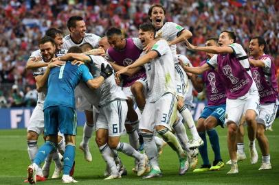 Players celebrate Russias victory at the end of the Russia 2018 World Cup round of 16 football match between Spain and Russia at the Luzhniki Stadium in Moscow on July 1, 2018. / AFP PHOTO / YURI CORTEZ / RESTRICTED TO EDITORIAL USE - NO MOBILE PUSH ALERTS/DOWNLOADS