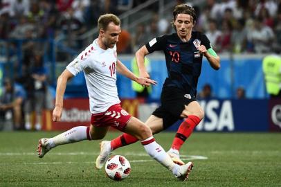  Croatias midfielder Luka Modric (R) challenges Denmarks midfielder Christian Eriksen during the Russia 2018 World Cup round of 16 football match between Croatia and Denmark at the Nizhny Novgorod Stadium in Nizhny Novgorod on July 1, 2018. / AFP PHOTO / Jewel SAMAD / RESTRICTED TO EDITORIAL USE - NO MOBILE PUSH ALERTS/DOWNLOADSEditoria: SPOLocal: Nizhniy NovgorodIndexador: JEWEL SAMADSecao: soccerFonte: AFPFotógrafo: STF