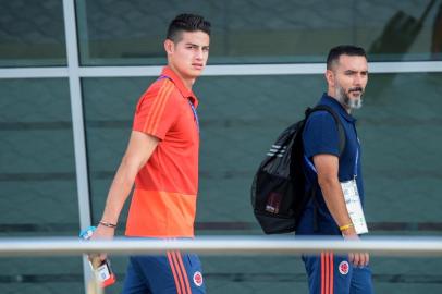  Colombias midfielder James Rodriguez (L) walks after arriving at Kazan International Airport on July 1, 2018, as they travel to Moscow for their Russia 2018 World Cup round of 16 football match against England. / AFP PHOTO / LUIS ACOSTAEditoria: SPOLocal: KazanIndexador: LUIS ACOSTASecao: soccerFonte: AFPFotógrafo: STF